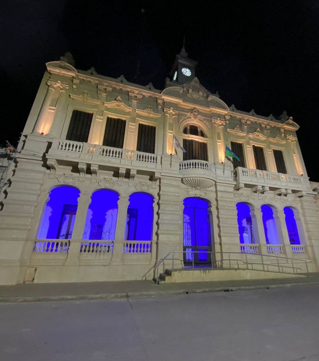 La Municipalidad se iluminó de azul por el Día Nacional de las Personas Sordas