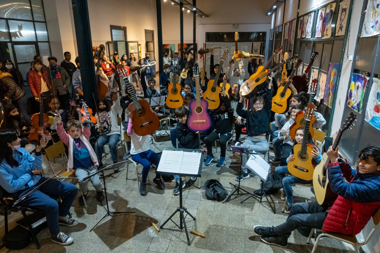La Orquesta "Arroyos y Sembraderos" se lució con su interpretación del Himno Nacional