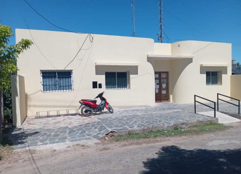 El C.A.P.S. (Centro de Atención Primaria de Salud) de la localidad de Solís ha sido renovado en su exterior.