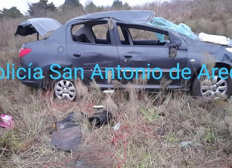 El automóvil en el que se trasladaban los cuatro jóvenes perdió el control y terminó volcando. Uno de los ocupantes estaba grave.