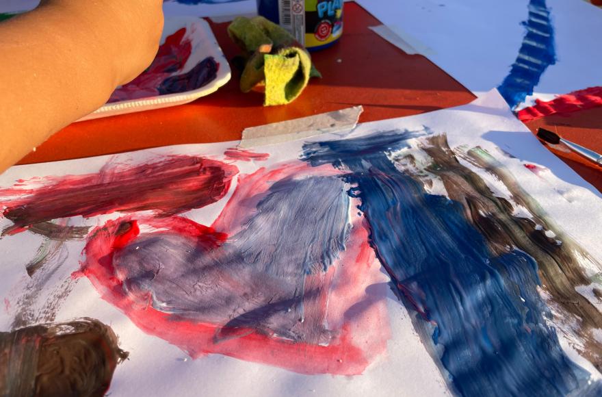 La profesora Ailén Castro brindó sus conocimientos a los pequeños en dibujo y pintura.