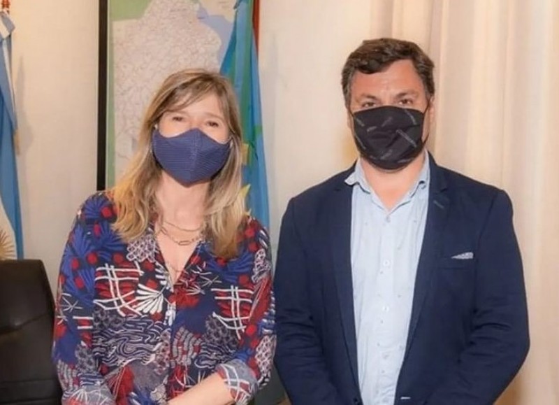 La ministra de Gobierno bonaerense junto a Miguel Gesualdi.