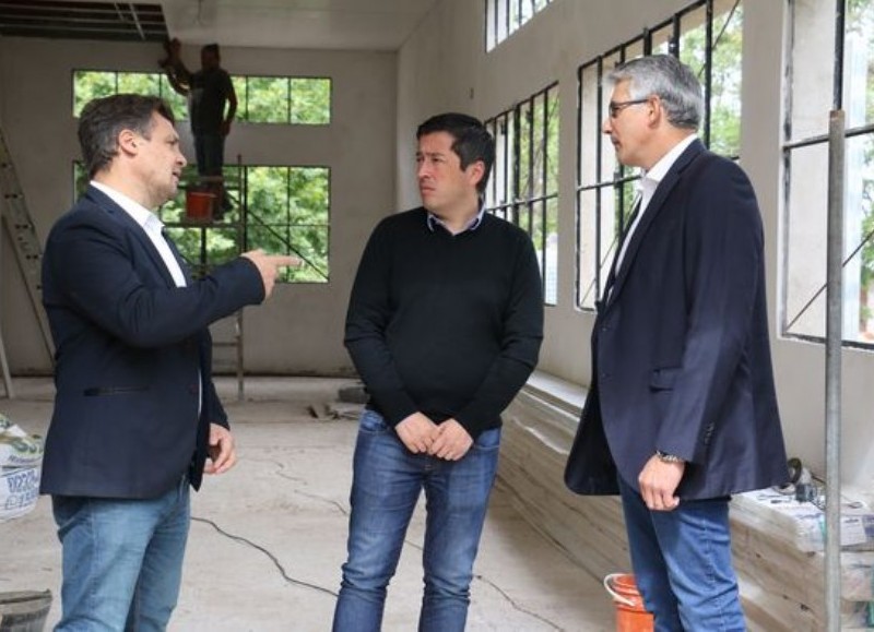 El ministro de Infraestructura y Servicios Públicos de la Provincia, Leonardo Nardini visitó la ciudad. Habló con el intendente Miguel Gesualdi de obras concretadas, otras que se están realizando y escuchó las propuestas.