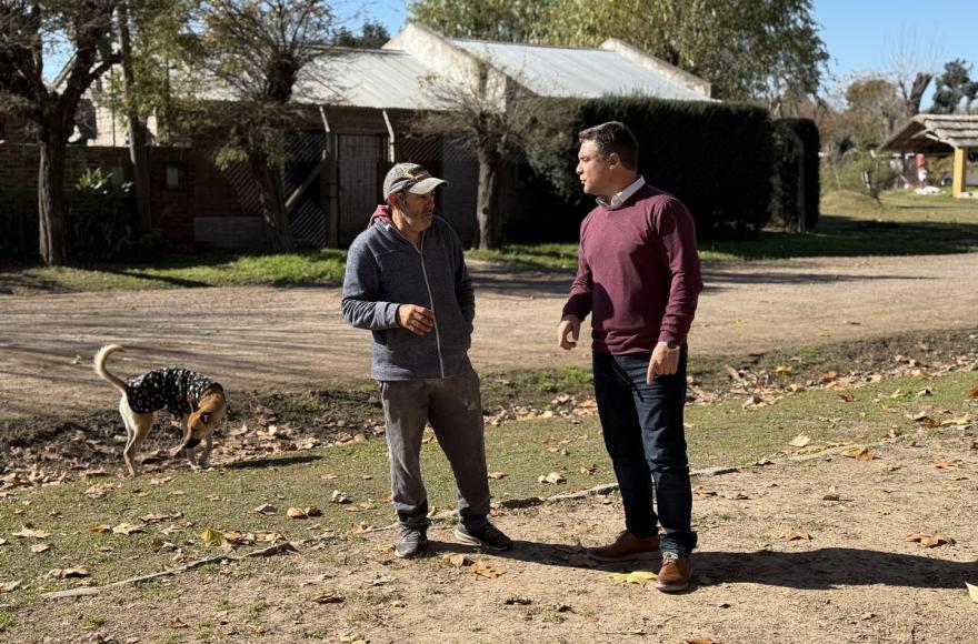 El intendente de San Andrés de Giles, Miguel Gesualdi, visitó la obra de asfaltado y repavimentación de algunas calles de la localidad de Cucullú.