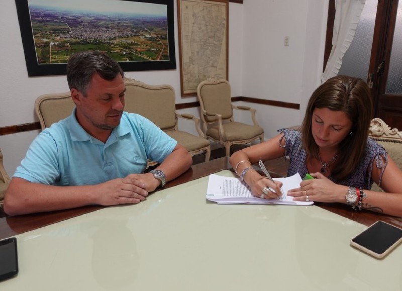 El intendente Miguel Gesualdi y la presidenta del Consejo Escolar, Micaela Albeverio, firmaron el Convenio Marco 2023 para la utilización del Fondo Educativo en mejoras de las escuelas.