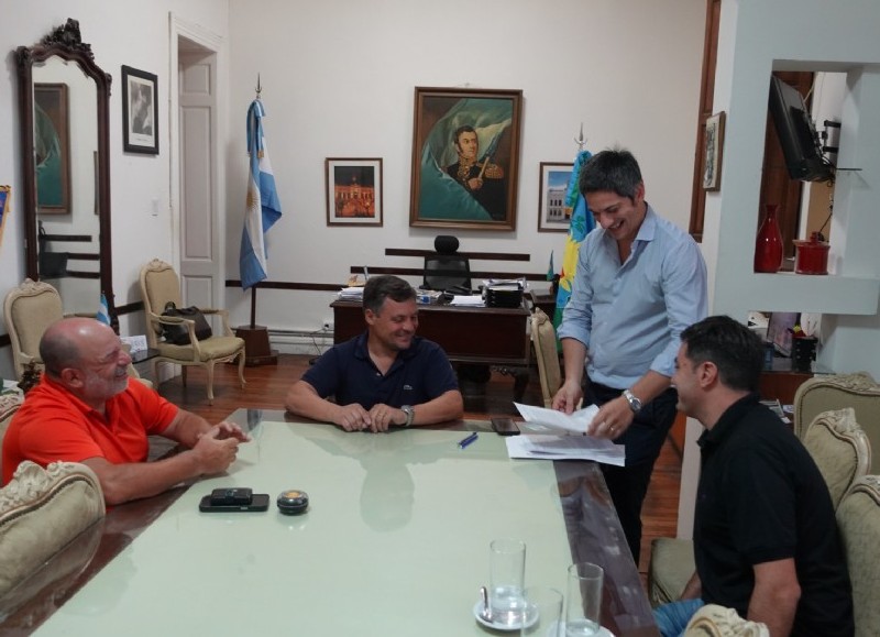 El intendente Miguel Gesualdi firmó este 7 de febrero en su despacho el contrato para la realización de un polideportivo en el pueblo de Solís.