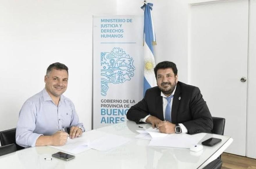 Miguel Gesualdi junto al ministro Mena.