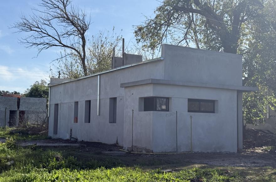Las casas son de 60 metros cuadrados aproximadamente, dos dormitorios, comedor, baño y cocina.