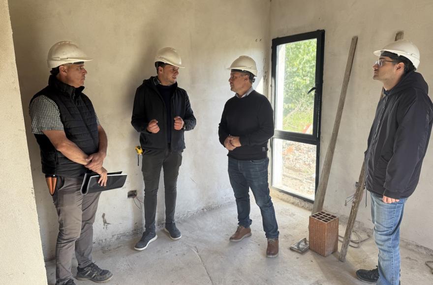 El intendente estuvo recorriendo el avance de obra y dijo que seis están próximas a entregarse. 