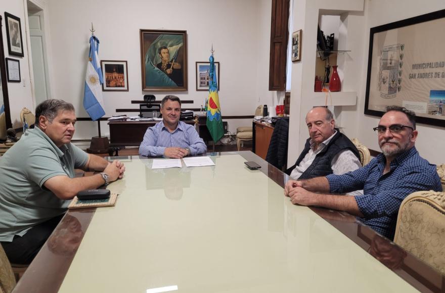 Reunión encabezada por el intendente Gesualdi.