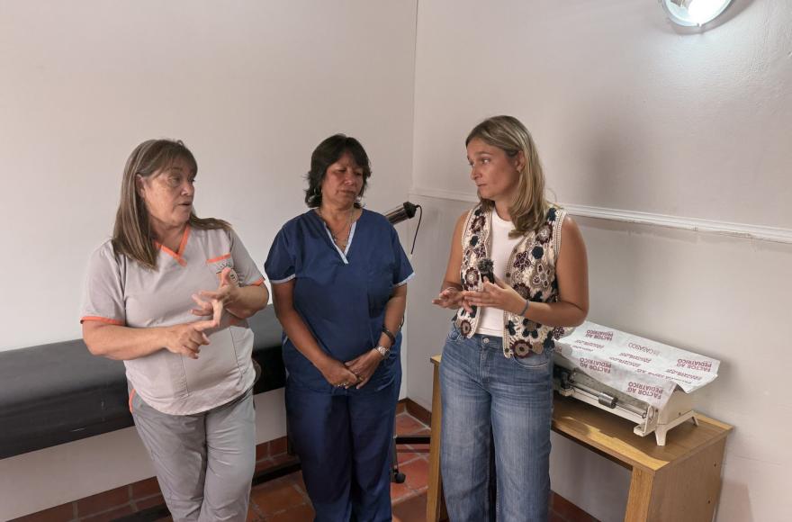 La secretaria de Salud, Yamila Maccari visitó el lugar y fue recibida por las enfermeras Carina Rusconi y Graciela Duarte. 