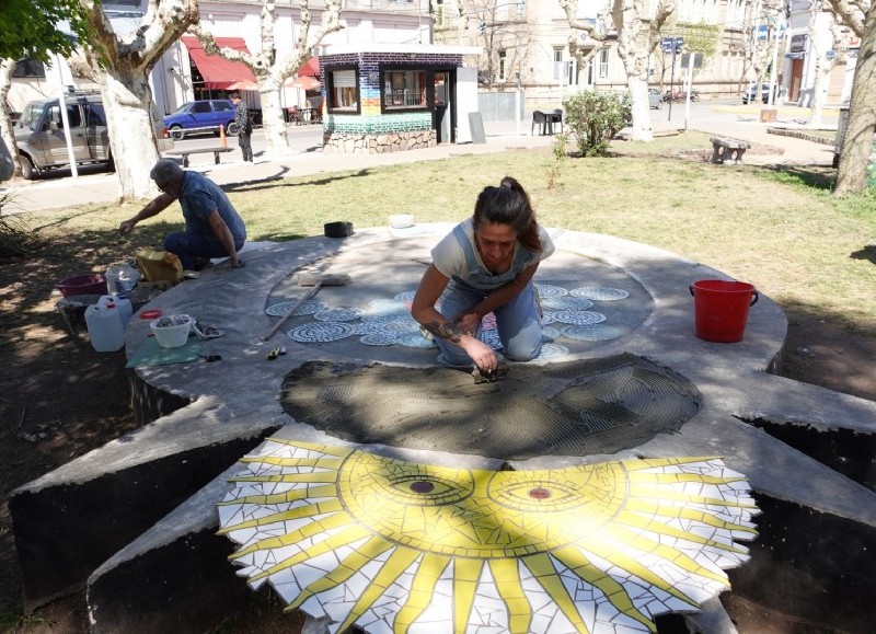 Labores de mosaiquismo en la plaza principal.