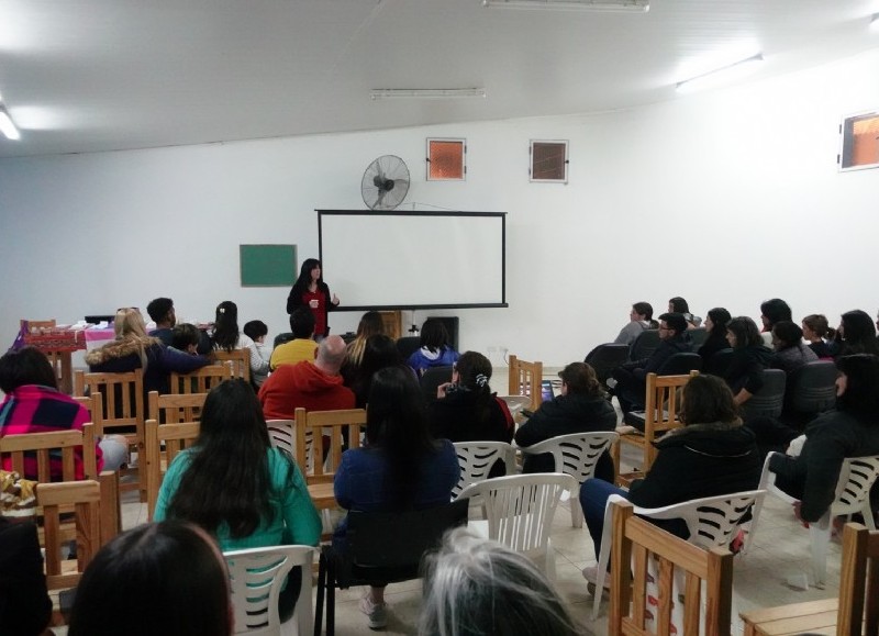 Actividad en el SUM de Barrio Bicentenario.