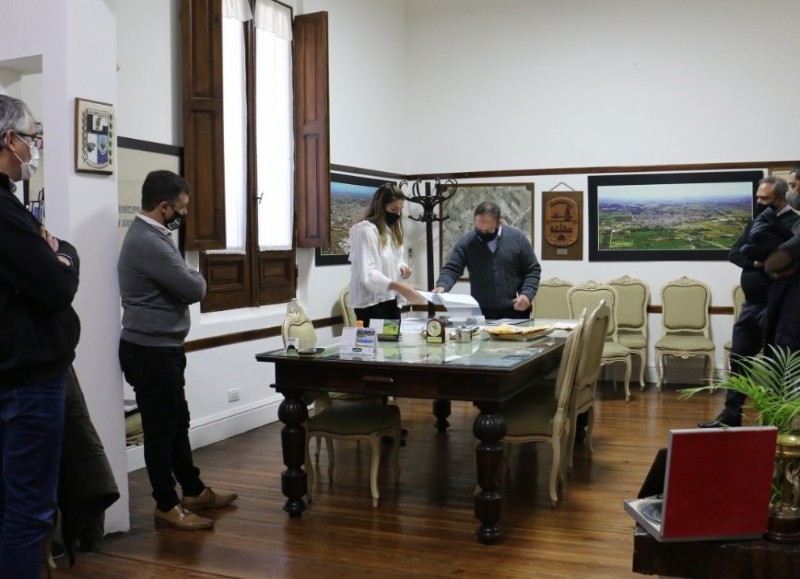 Acto en el despacho del intendente.