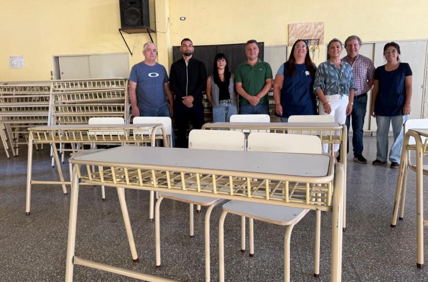 Un total de 120 sillas y 60 pupitres.