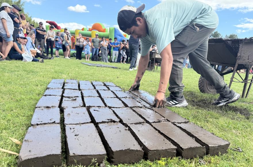 El encuentro nace para homenajear a quienes trabajan en la elaboración y corte de ladrillo.
