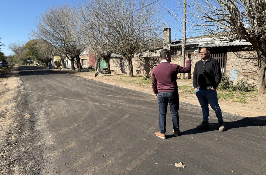 Gesualdi visitó la obra de asfaltado y repavimentación de algunas calles de la localidad de Cucullú.