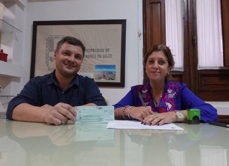 El intendente junto a la titular del Consejo Escolar.