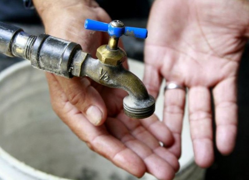 Debido a la rotura de un caño maestro, los barrios: Familia Propietaria, Bicentenario, 87 Lotes y San Mateo se verán afectados por el suministro de agua corriente.
Se estima que estará reparado en un plazo de 2 a 3 horas.