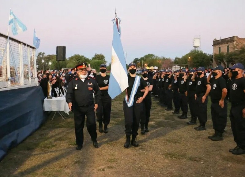 Se vio desfilar a los integrantes del cuerpo activo, se descubrieron placas y entregaron presentes.