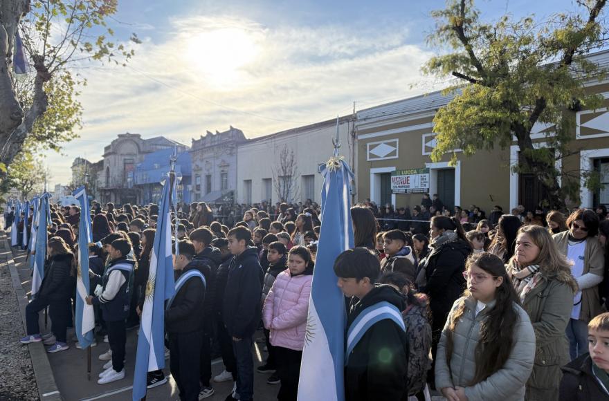 Más de 400 estudiantes prometieron lealtad a la bandera nacional