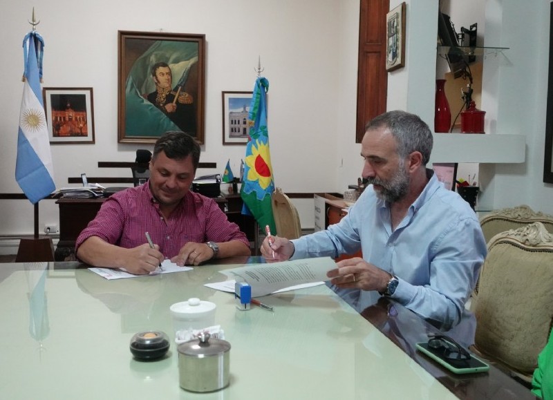 El intendente Municipal Miguel Gesualdi firmó un Convenio de Colaboración con el presidente del Patronato de Liberados de la Provincia, Aníbal Hnatiuk.