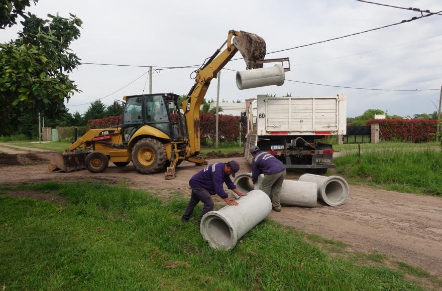 Se realiza un trabajo intenso para colocar 80 caños de hormigón para mejorar los desagües.