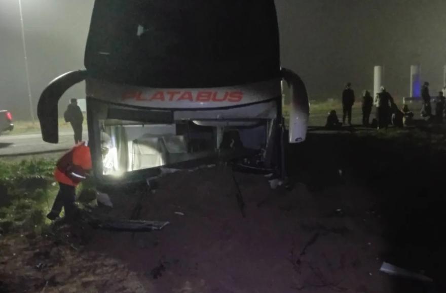Carmen de Areco: un micro despist&oacute;, choc&oacute; en medio de la niebla y el chofer qued&oacute; atrapado