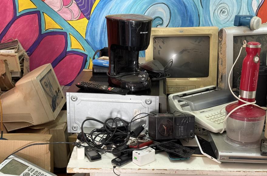 Los vecinos acercaron distintos objetos que quedaron en desuso, fomentando el reciclaje.