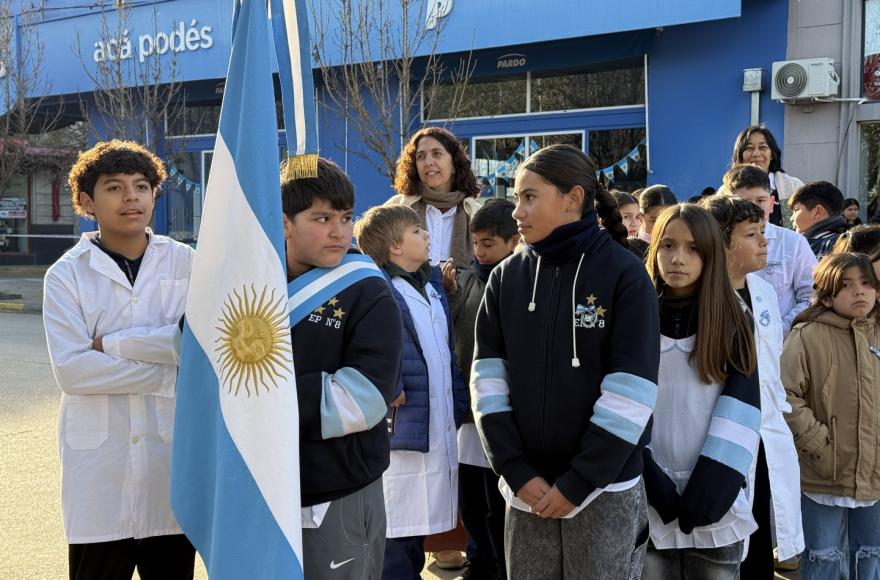 Más de 400 estudiantes prometieron lealtad a la bandera nacional