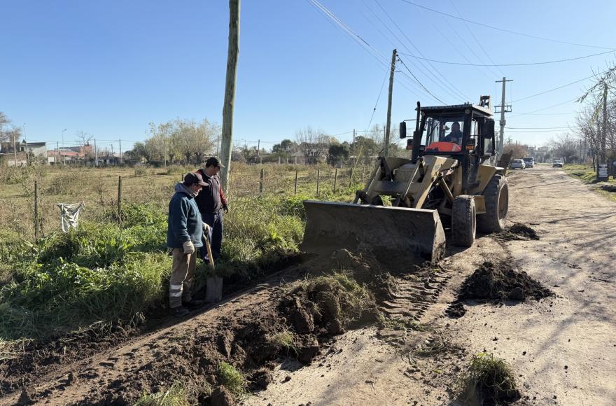 Se realizan obras de cuneteo, extracción de tierra y nivelación.