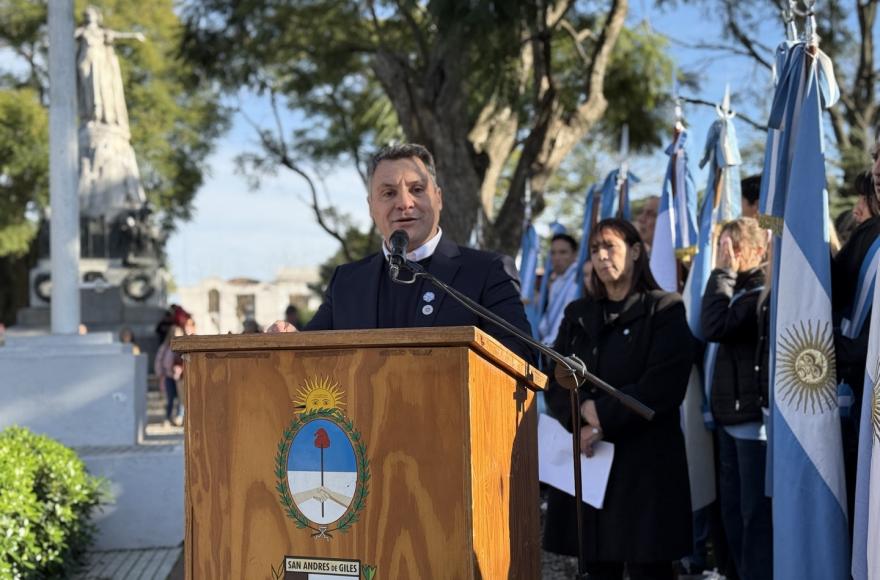 Más de 400 estudiantes prometieron lealtad a la bandera nacional