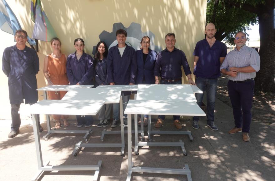 La E.E.S. Técnica N° 1 puso su trabajo, creatividad y capacidad en la construcción de 10 mesas hospitalarias.