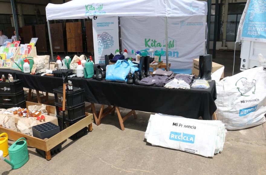 Se entregaron kits de luminarias, composteras para transformar residuos orgánicos en abono y árboles