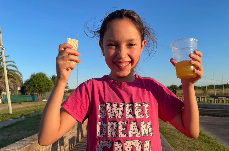 Los niños de los barrios están al aire libre, escuchan música, juegan, tienen recreación y una rica merienda. 