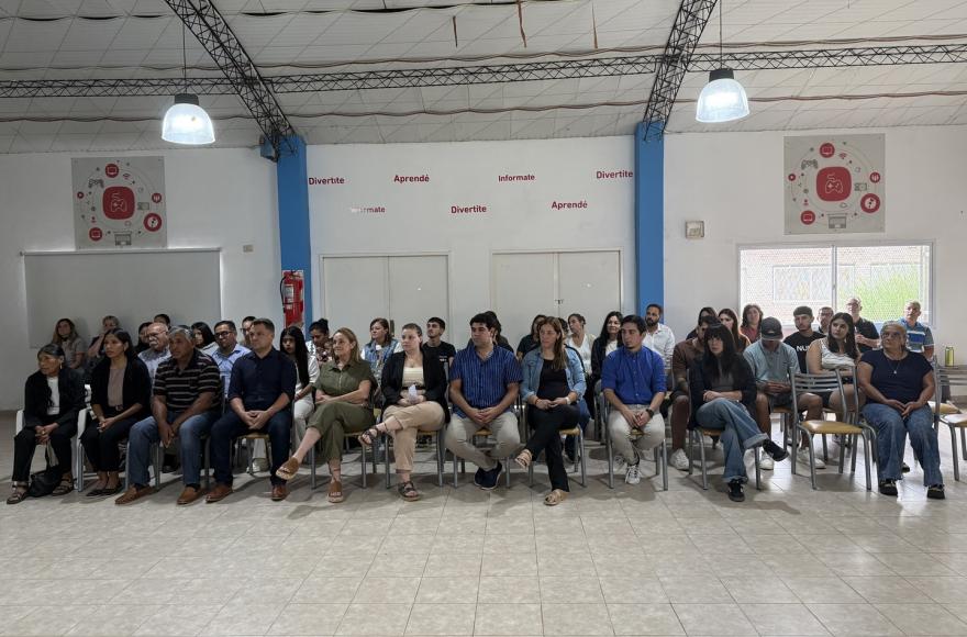 Gran marco de público durante el homenaje.