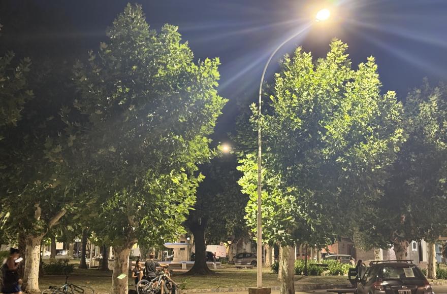En esta ocasión, se hizo el cambio de las lámparas en calle San Martín entre Moreno y Alsina.