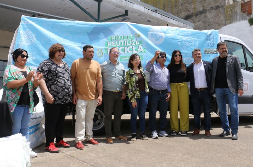 Se hizo entrega de un camión Mercedes Benz para mejorar el servicio de recolección de residuos secos y el reciclaje.