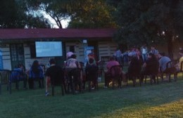 "Cine bajo las estrellas" se presentó en Villa Ruiz