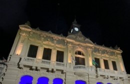 La Municipalidad se iluminó de azul por el Día Nacional de las Personas Sordas