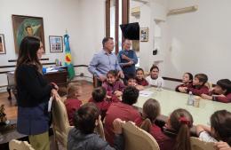 Alumnos y docentes del Colegio Los Robles visitaron al intendente
