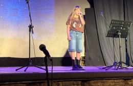 El canto entusiasmó a niños, adolescentes y al público