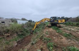 Limpieza del canal lindante con el Parque Municipal