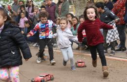 Volvieron las carreras de autitos a piolín a la renovada Plaza Mitre