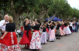 Villa Espil disfrutó de "100 Plazas Solidarias del Folklore"