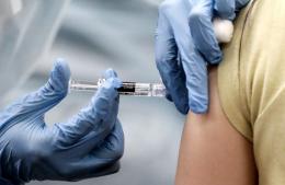 Se sigue vacunando contra la gripe y el COVID-19