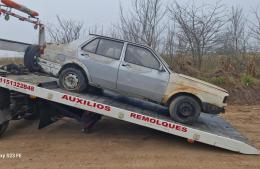 Comenzaron a retirar vehículos abandonados de la calle