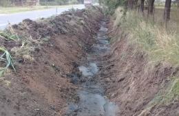 Se retomó la limpieza del canal de desagüe de la prolongación de Avenida Scully