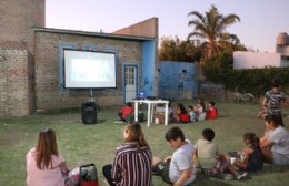 Cine bajo las estrellas en el Barrio Bicentenario
