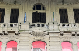 La Municipalidad se ilumina de rojo por el día mundial de la Distrofia Muscular de Duchenne